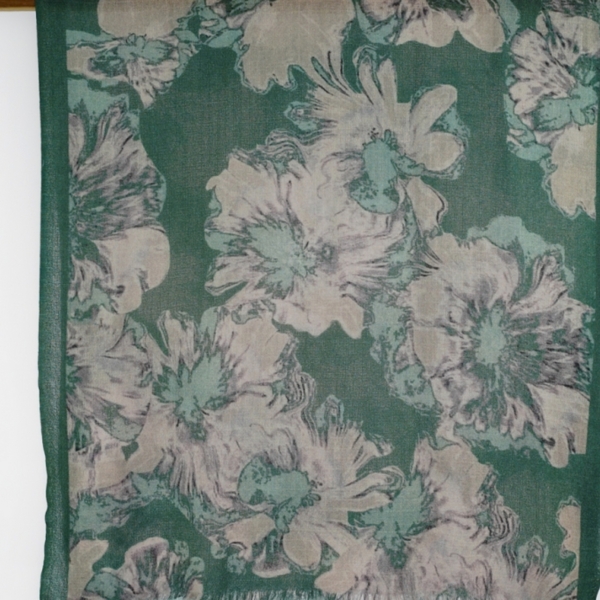Für die kommende Saison stellen wir Ihnen diesen femininen Schal in einer zeitlosen Farbkombination vor: Er ist 70 x 200 cm groß - und kann als Schal, als Stola, als Schultertuch oder als Loop getragen werden. Große Blüten in CREME-(WALDGRÜN)-TAUPE- auf grünem Grund - wie es für Ahmaddy typisch ist. 100% Wolle in einer sehr angenehmen weichen Haptik - der Schal kratzt nicht- er ist hochwertig verarbeitet.