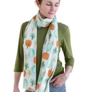 Dieser bunt gemusterte Schal von Djian ist ein echtes Multitalent. Aus 100% Bio-Baumwolle gefertigt, ist er leicht und angenehm zu tragen. Die vielseitige Bindetechnik und die kleinen Fransen am Saum machen ihn zum perfekten Accessoire für jeden Anlass. Obwohl er leicht, die Farbe hell und nicht aufdringlich ist, kann er zu jeder Jahreszeit ein echter Hingucker sein.