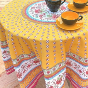Natürlicher Charme und klassische Motive Diese farbenfrohe und gemusterte Tischdecke aus hochwertiger Baumwolle verleiht Ihrem Esszimmer, Ihrer Küche, Ihrem Balkon oder Garten einen südländischen Touch. Ihre Gäste werden verzaubert sein, wenn sie diese Tischdecke auf Ihrem Tisch sehen. Mit der typischen provenzalischen Olivenzweigverzierung wird diese Tischdecke zu einem Blickfang. Auf natürliche Weise elegant