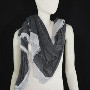 Details: Farbe: ANTHRAZIT MIT HELLGRAUER BORTE Muster: Borte Material: 100% Kaschmir Größe: 70 x 200 cm Pflegeempfehlung: Chemische Reinigung für optimale Qualität Saison: Herbst - Winter - Frühling - Sommer