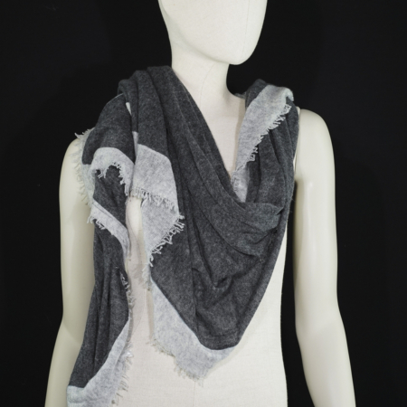 Details: Farbe: ANTHRAZIT MIT HELLGRAUER BORTE Muster: Borte Material: 100% Kaschmir Größe: 70 x 200 cm Pflegeempfehlung: Chemische Reinigung für optimale Qualität Saison: Herbst - Winter - Frühling - Sommer