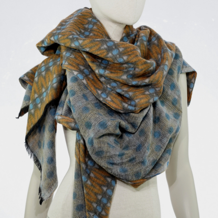 Details: Ornamente und Punkte in BLAU-BRAUN-GRAU- wie es für Ahmaddy typisch ist. 100% Wolle in einer sehr angenehmen weichen Haptik - und das beste: Der Schal kratzt nicht- er ist hochwertig verarbeitet. Klassisch, unverwüstlich, immer modern, immer aktuell - dieses feinste Tuch empfehlen wir chemisch zu Reinigen. Handgefärbte Stoffe können minimale Unterschiede in Farb-Optik aufzeigen - dies kennzeichnet die besondere Verarbeitung. *