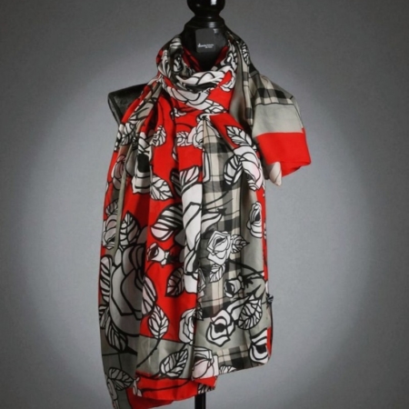Details Farbe: ROT - WEISS - SCHWARZ - GRAU Muster: Rosenblüten- Hermes Stil Maße: 90 x 180 cm Material: 50% Viskose - 50% Baumwolle Pflegehinweise: Handwäsche wird empfohlen Saison: Ganzjährig