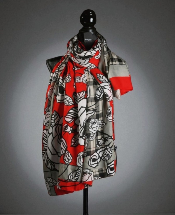 Details Farbe: ROT - WEISS - SCHWARZ - GRAU Muster: Rosenblüten- Hermes Stil Maße: 90 x 180 cm Material: 50% Viskose - 50% Baumwolle Pflegehinweise: Handwäsche wird empfohlen Saison: Ganzjährig