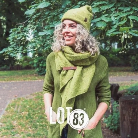 Mit dem modischen FEM Damenschal in strahlendem Ocker sind Sie bestens gerüstet für die kalten Tage. Dieser überaus stilvolle Schal besticht nicht nur durch sein trendiges Design, sondern auch durch seine herausragende Bequemlichkeit im Winter. Die hochgelobte Marke Lot83 aus den Niederlanden hat hier einen lebhafte Schal kreiert - er spendet nicht nur Wärme, sondern verleiht Ihrem Outfit eine modische Note. Die perfekt mit den aktuellen Modetrends harmoniert. Die exquisiten Materialien garantieren nicht nur modischen Chic, sondern auch ein äußerst angenehmes Tragegefühl. Mit großzügigen Maßen von 50 x 200 cm bietet der Damenschal eine Vielzahl an Bindemöglichkeiten, sei es nun lässig gebunden, kunstvoll drapiert oder verspielt geknotet. Diese äußerst vielseitige Accessoires passen zu jedem Anlass, sei es im Büro oder in Ihrer Freizeit.
