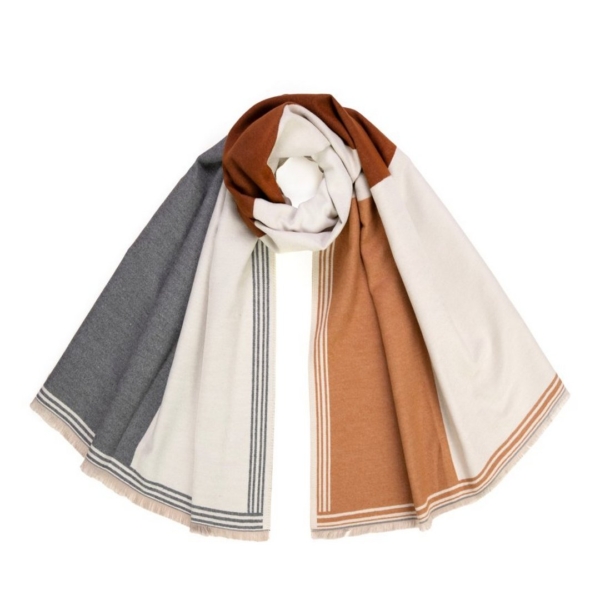 Eleganz trifft Wärme – mehrfarbiger Damenschal - Damenstola für stilvolle Herbst -Wintertage Umschmeicheln Sie sich mit zeitloser Schönheit und wohltuender Wärme! Diese hochwertige Damenstola vereint modernen Chic mit einem klassischen, mehrfarbigen Design, das zu jedem Outfit passt – ob elegant im Büro, leger in der Freizeit oder festlich am Abend Kuschelig weiches Fleece: Aus angenehm wärmendem Material, perfekt für kalte Tage Vielseitig tragbar: Als Schal, Stola oder Schultertuch – immer ein stilvoller Akzent