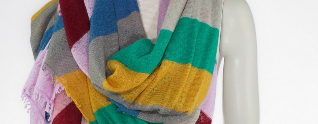 Kashmirschal-streifen-Ahmaddy-Feinstrick-3316_0 Feinstrickschal: Qualität, die man fühlen kann Die Zusammensetzung aus edlem Nepal Cashmere sorgt für eine angenehm weiche Haptik und eine erstklassige Verarbeitung. Handgefärbt und durch eine besondere Verarbeitung geprägt, besticht jeder Schal durch seine individuelle Farbgebung und einzigartige Optik. Dieser feinste Schal von AHMADDY verkörpert Klassik, Unverwüstlichkeit und zeitlose Modernität. Empfohlen wird eine chemische Reinigung, um die Qualität und Langlebigkeit des Produkts zu gewährleisten.