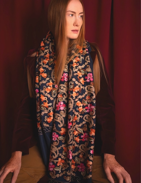 Elegante, feminine Winter Stola 70 x 200 cm mit feiner Blumenstickerei – Bild 5