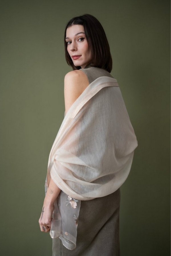 Details Farbe: CREME-BEIGE Muster: Blüten Stickerei und feine goldene Borte Maße: 70 x 200 cm Material: 100% Polyester Pflegehinweise: Schonwaschgang bei 30° oder Handwäsche Saison: Ganzjährig