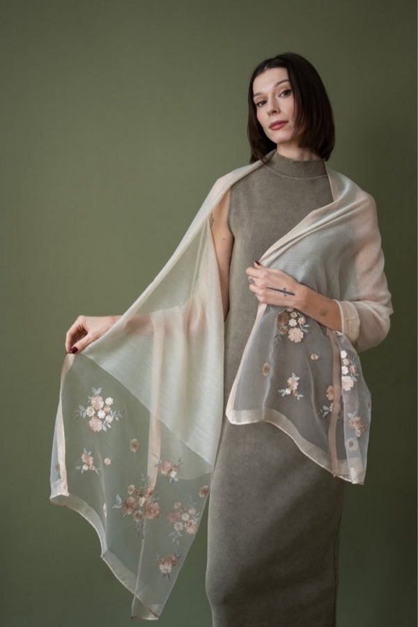 Zarter, femininer Voile Schal mit Blüten Stickerei 70 x 200 cm