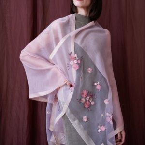 Leicht wie ein Hauch und elegant wie ein feiner Akzent: Dieser Voile-Schal verleiht jedem Outfit eine edle Note. Das transparente Gewebe schmiegt sich sanft an und lässt sich vielseitig kombinieren – ob leger im Alltag oder als stilvolles Highlight am Abend. Die feine Stickerei setzt subtile Akzente und macht den Schal zu einem besonderen Blickfang. Ein Accessoire, das Leichtigkeit, Eleganz und feminine Raffinesse vereint. 💖 Feine Stickerei die wie kleine kunstvolle Spuren von Handwerkskunst wirkt – zart, edel und voller Anmut.