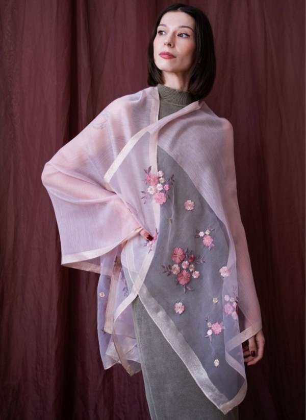 Leicht wie ein Hauch und elegant wie ein feiner Akzent: Dieser Voile-Schal verleiht jedem Outfit eine edle Note. Das transparente Gewebe schmiegt sich sanft an und lässt sich vielseitig kombinieren – ob leger im Alltag oder als stilvolles Highlight am Abend. Die feine Stickerei setzt subtile Akzente und macht den Schal zu einem besonderen Blickfang. Ein Accessoire, das Leichtigkeit, Eleganz und feminine Raffinesse vereint. 💖 Feine Stickerei die wie kleine kunstvolle Spuren von Handwerkskunst wirkt – zart, edel und voller Anmut.