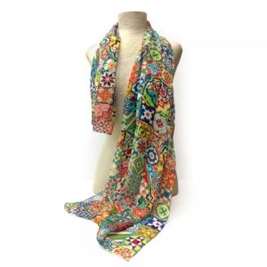 Luxuriöser Seidenschal ' Baldosas Modernistas 'von BARCELONING aus dem spanischen Barcelona – elegant, vielseitig, hochwertig und inspiriert vom mediterranen Lebensstil und Künstlern der Stadt.