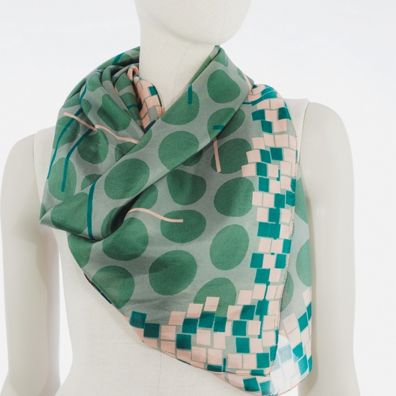 Gehen Sie mit dem Trend: Binden Sie Ihr neues quadratisches Tuch als Nickituch. Dieses feinste Tuch von AHMADDY verkörpert Klassik, Unverwüstlichkeit und zeitlose Modernität. Empfohlen wird eine chemische Reinigung, um die Qualität und Langlebigkeit des Produkts zu gewährleisten.