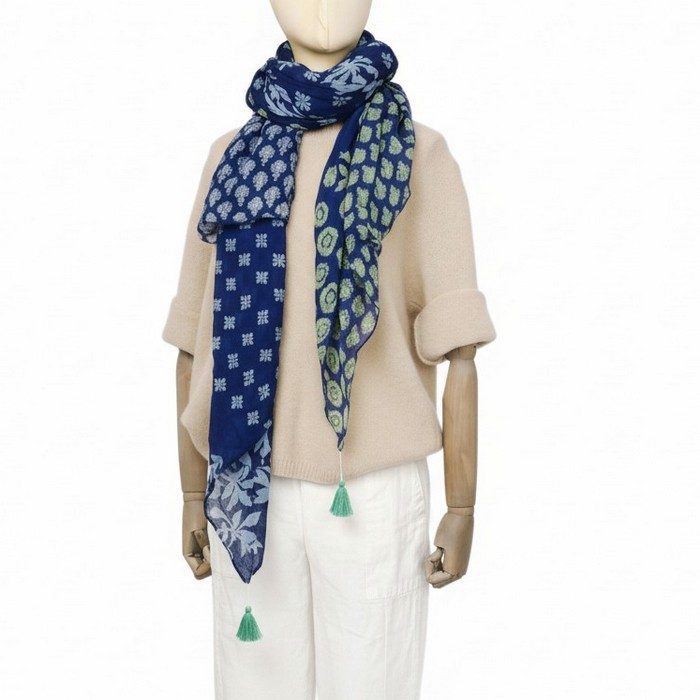 Beschreibung: Aus der Sarah und Sally Kollektion - gleichzeitig ist das Accessoire sportlich und feminin, es besteht aus 100% Baumwolle. Mit anderen Worten: Er ist ein Begleiter zum sportlichen Ausgehdress - oder zum legeren Businessoutfit. Weil die Sarah & Sally Schals sehr lange sind, haben sie eine ideale Länge zum wickeln, knoten, drapieren oder binden.