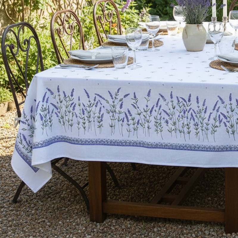 Verleihen Sie Ihrem Tisch mit der rechteckigen Tischdecke Lavendel Garten weiß einen Hauch von Provence. Ideal für drinnen und draußen.