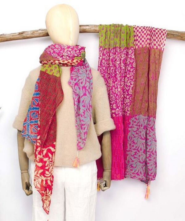 Unsere Schals sind per Hand bedruckt (Blockprint) dadurch gibt es Farbüberlagerungen, diese Überlagerungen sind keine Fehler sondern ein Zeichen von Handarbeit. Wir finden es wunderschön das Handarbeit erkennbar ist, auch kleine Farbspritzer lassen sich ab und zu nicht vermeiden!!